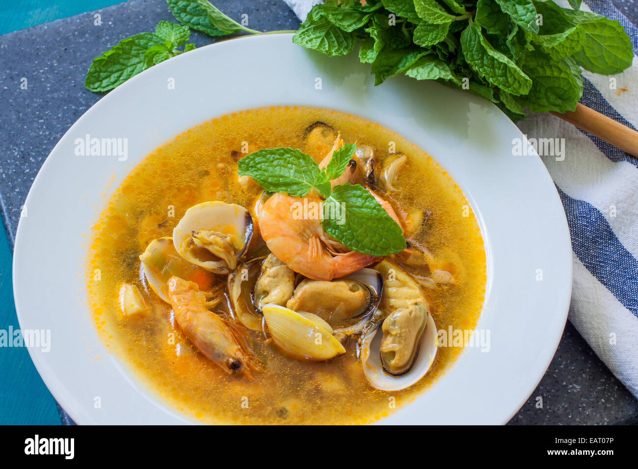 Zuppa di pesce con le vongole, cozze e gamberi con vegies Foto Stock