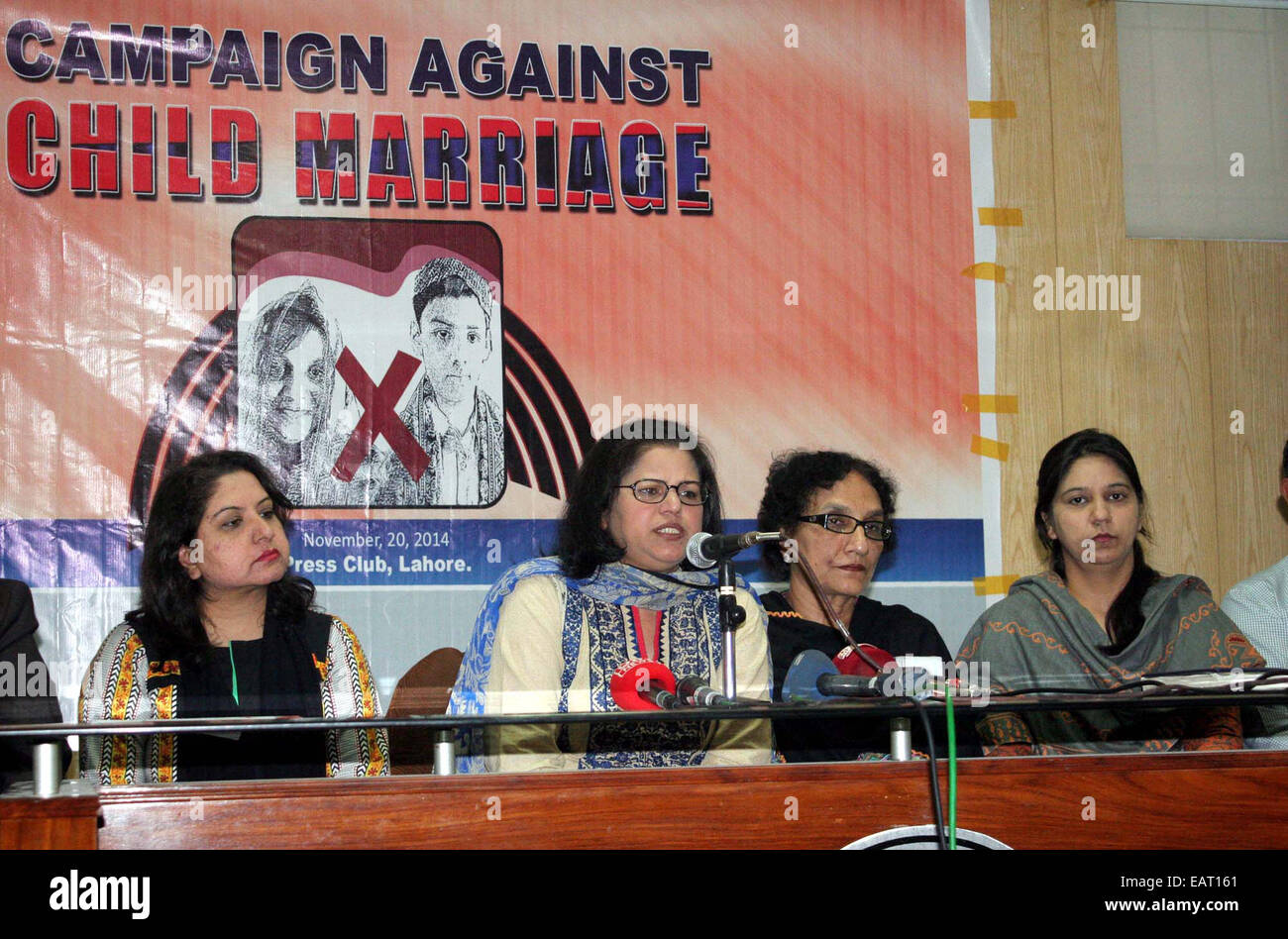 Commissione Democratica per lo sviluppo umano (ONG) Tanveer Jahan indirizzi alla media delle persone durante la conferenza stampa in merito contro il figlio di matrimonio in collegamento universale dei bambini Giorno Tenutasi a Lahore press club il giovedì, 20 novembre 2014. Foto Stock