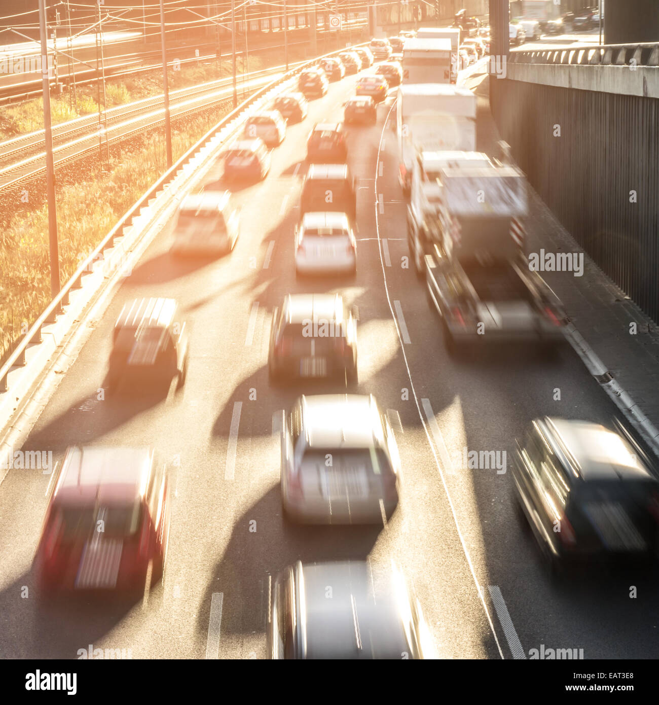 Auto veloci e dalla luce diretta dei raggi solari su autostrada Foto Stock