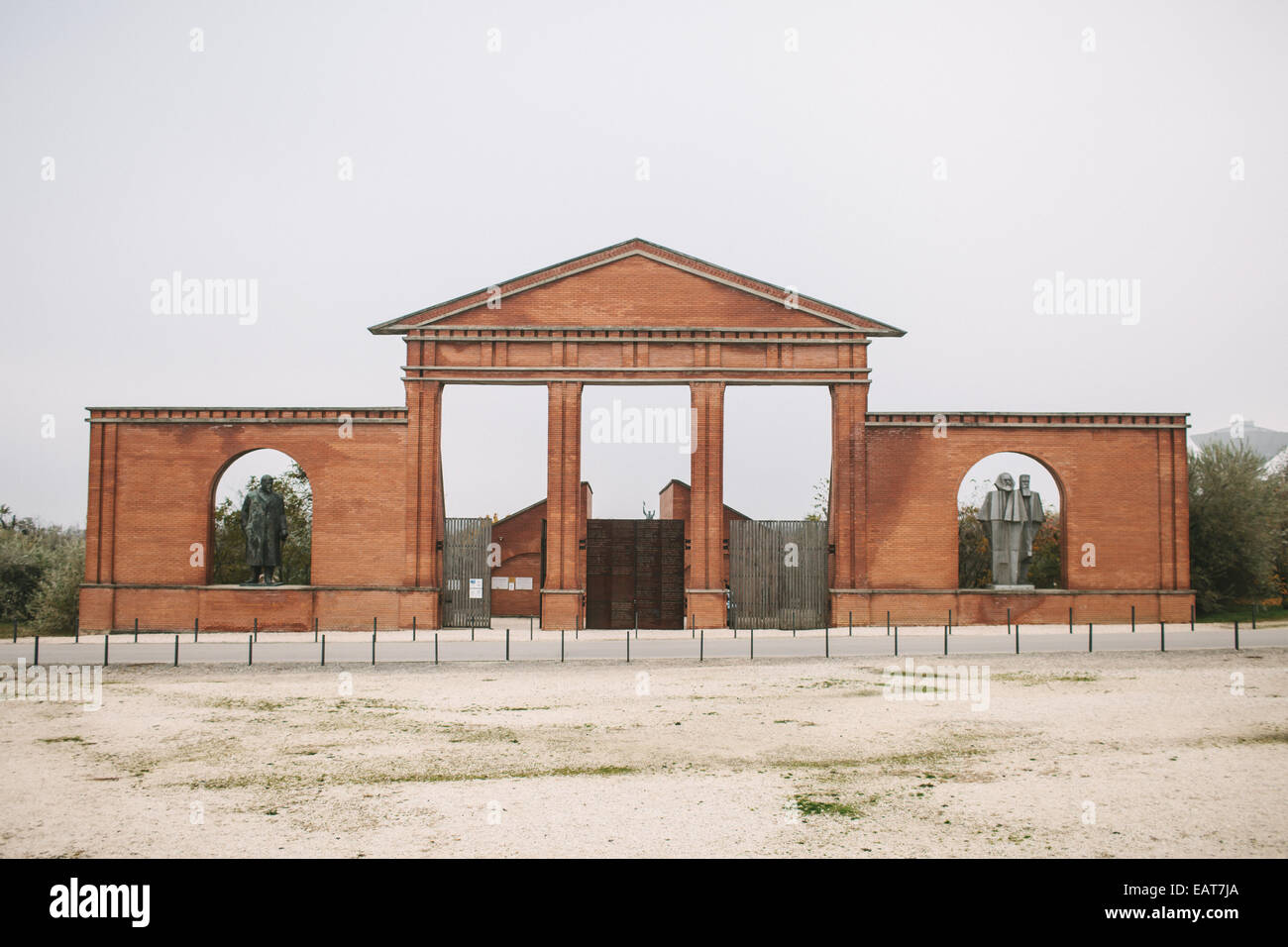 L'ingresso al Memento Park a Budapest. Dopo il crollo del regime comunista in Ungheria nel 1989, pubblica statue e monum Foto Stock