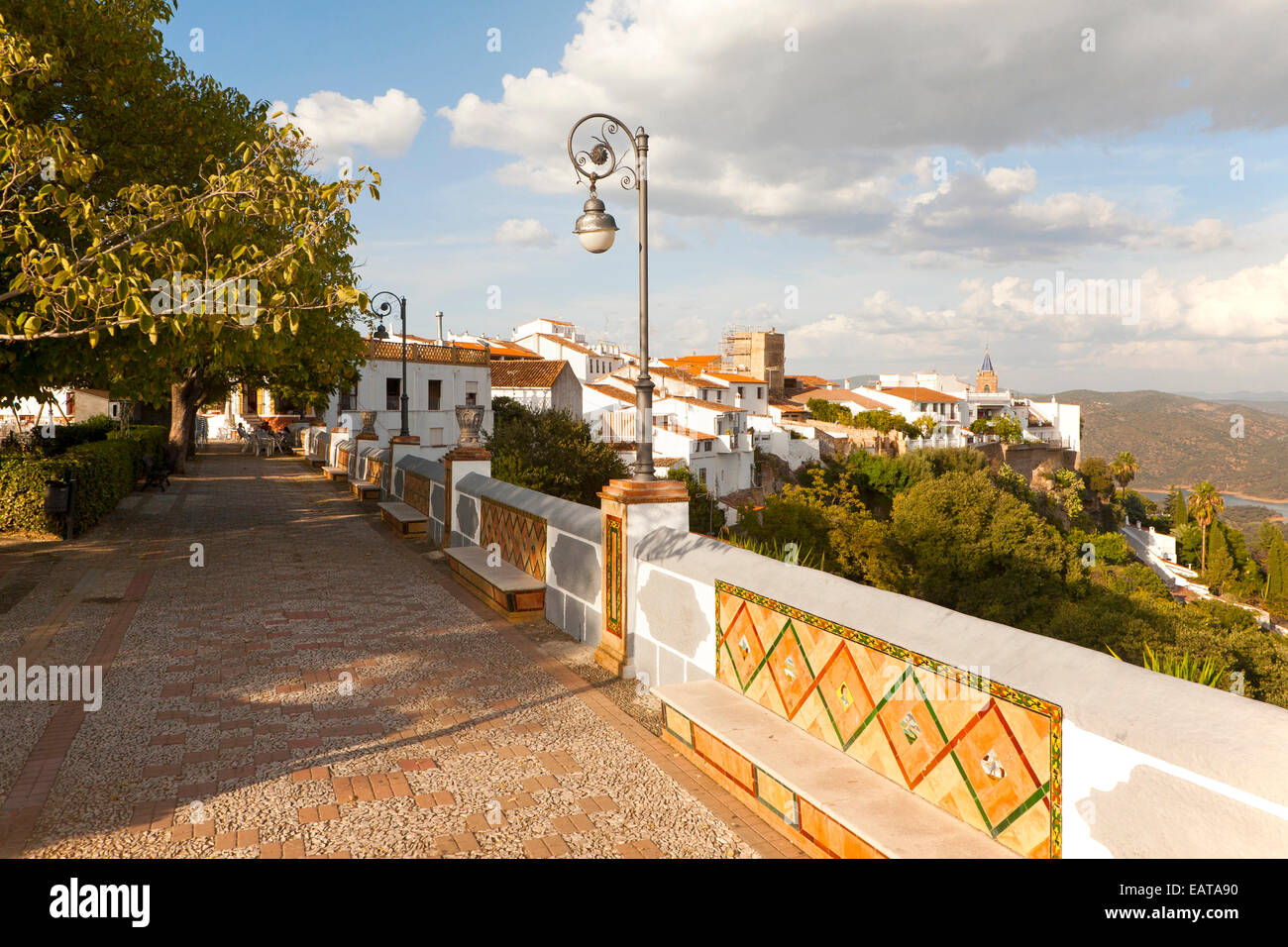 Villaggio sulla collina di Zufre, Sierra de Aracena, provincia di Huelva, Spagna Foto Stock