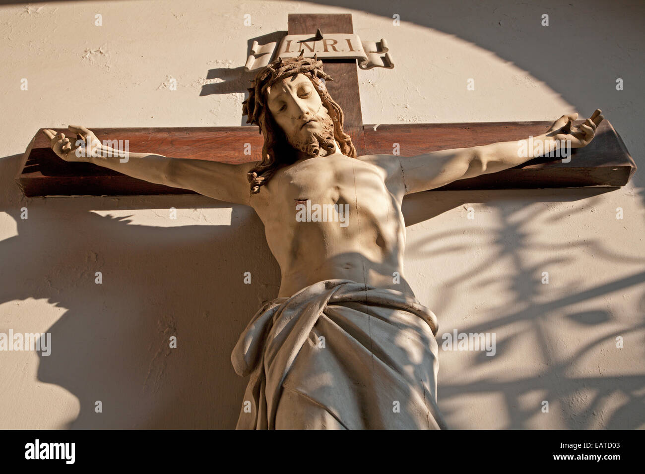 Vienna - Statua della Crocifissione dal vestibolo della chiesa. Foto Stock