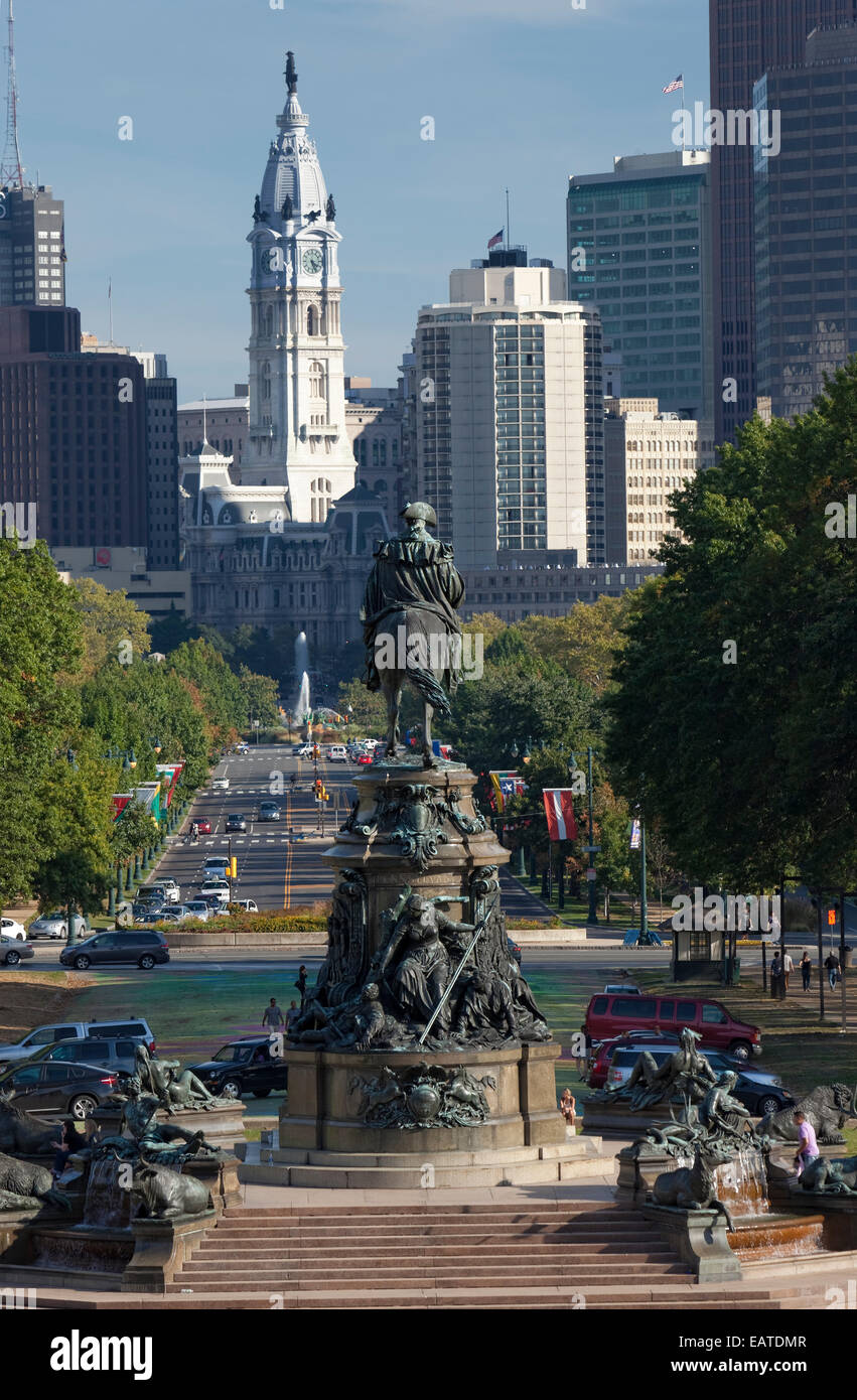 Vista del centro cittadino di Philadelphia e dalle fasi di il museo d arte che mostra il Monumento di Washington Foto Stock