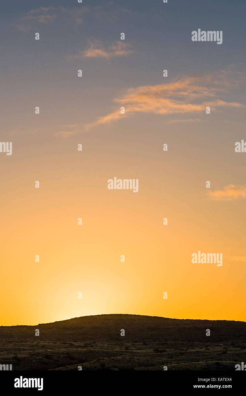 Alba salendo su una roccia arida costiera deserto in Big Sky Country. Foto Stock