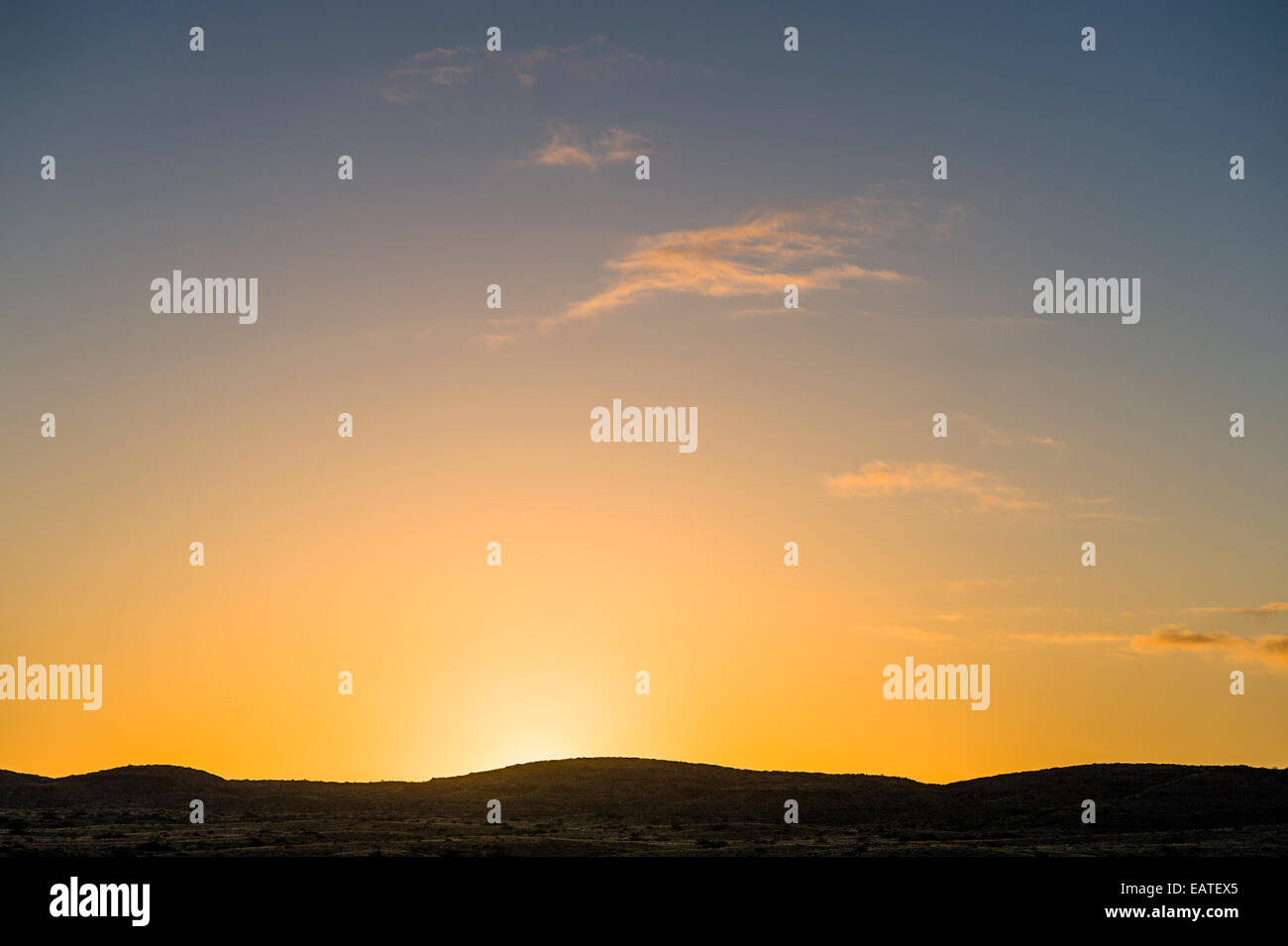 Alba salendo su una roccia arida costiera deserto in Big Sky Country. Foto Stock