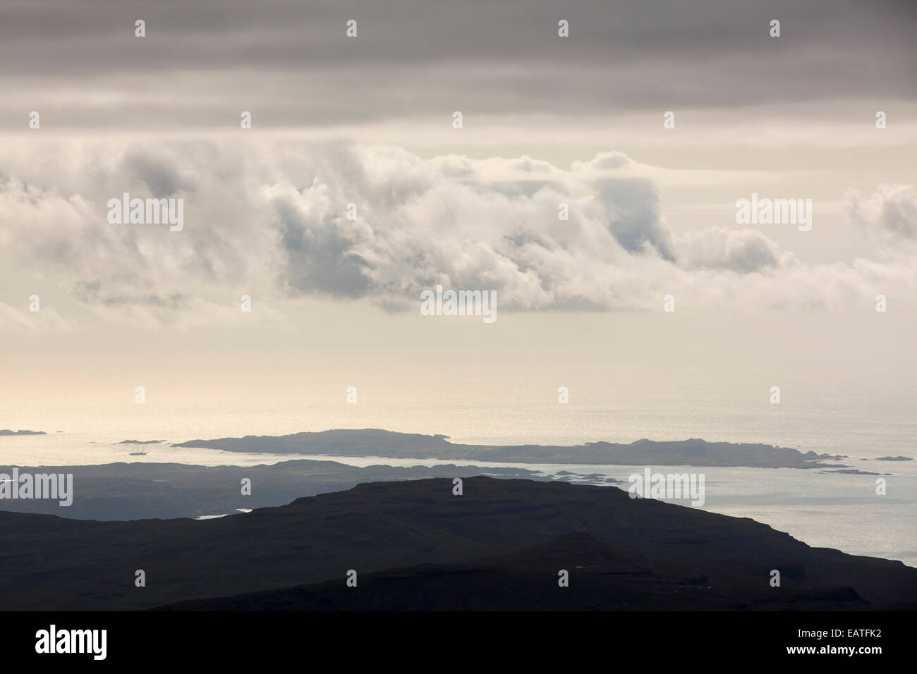 Guardando verso Mulls West coast e Iona dal vertice del ben più a Mull, Scotland, Regno Unito. Foto Stock
