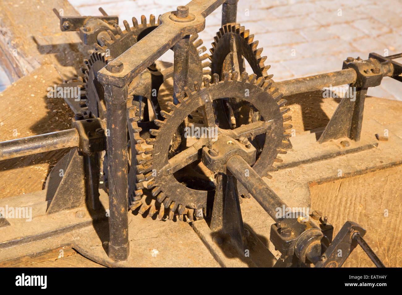 Bratislava - il dettaglio di functionless vecchia scatola ingranaggi int clock-lavoro sulla St. Martins cattedrale. Foto Stock