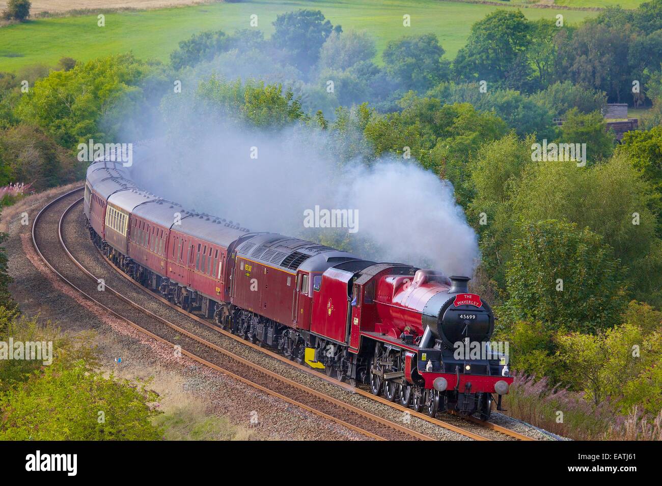 Treno a vapore la Sherwood Forester vicino a basso legno Baron Farm, Armathwaite, accontentarsi di Carlisle linea ferroviaria, Cumbria, Regno Unito. Foto Stock