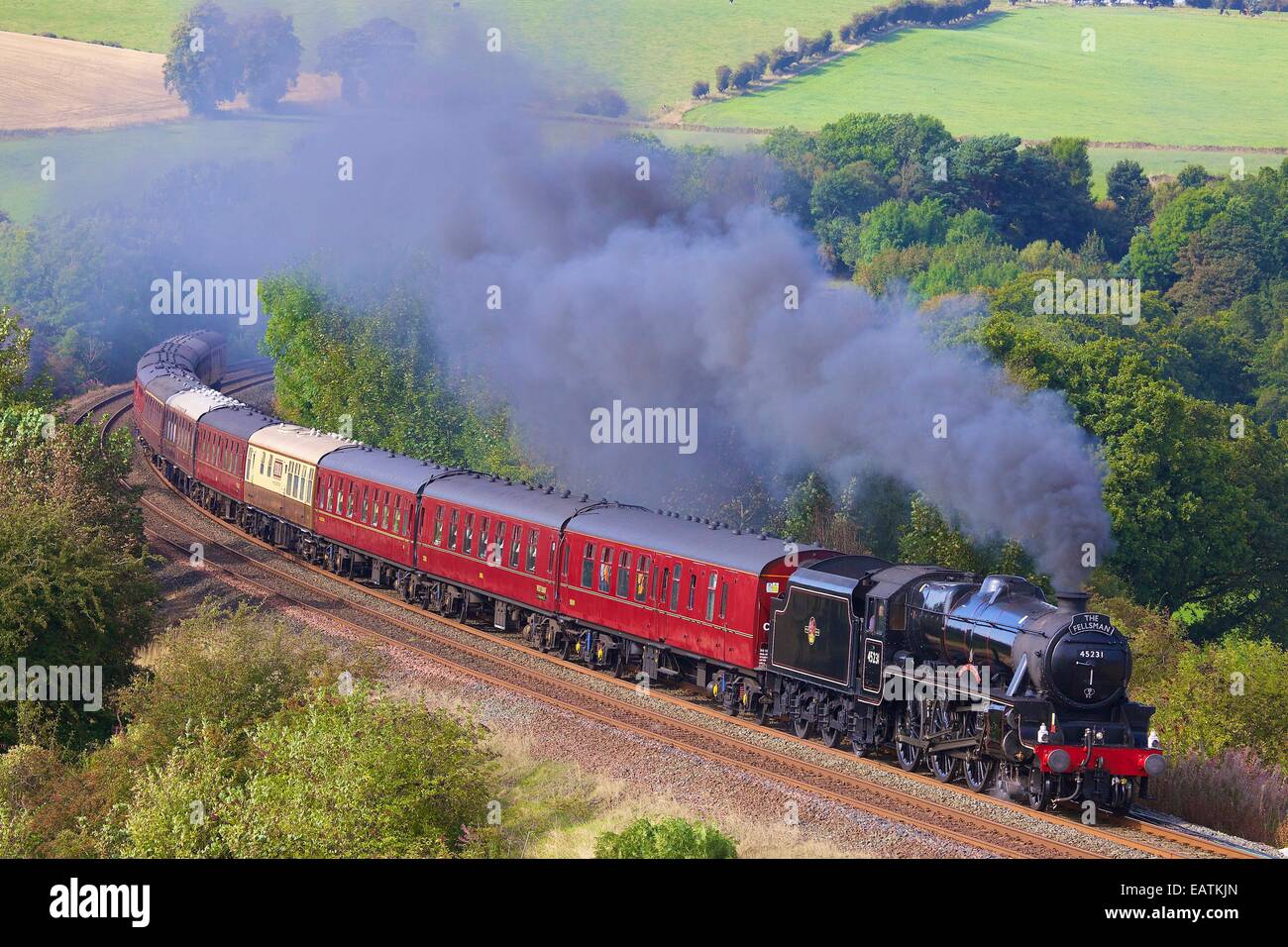 Treno a vapore la Sherwood Forester vicino a basso legno Baron Farm, Armathwaite, accontentarsi di Carlisle linea ferroviaria, Cumbria, Regno Unito. Foto Stock