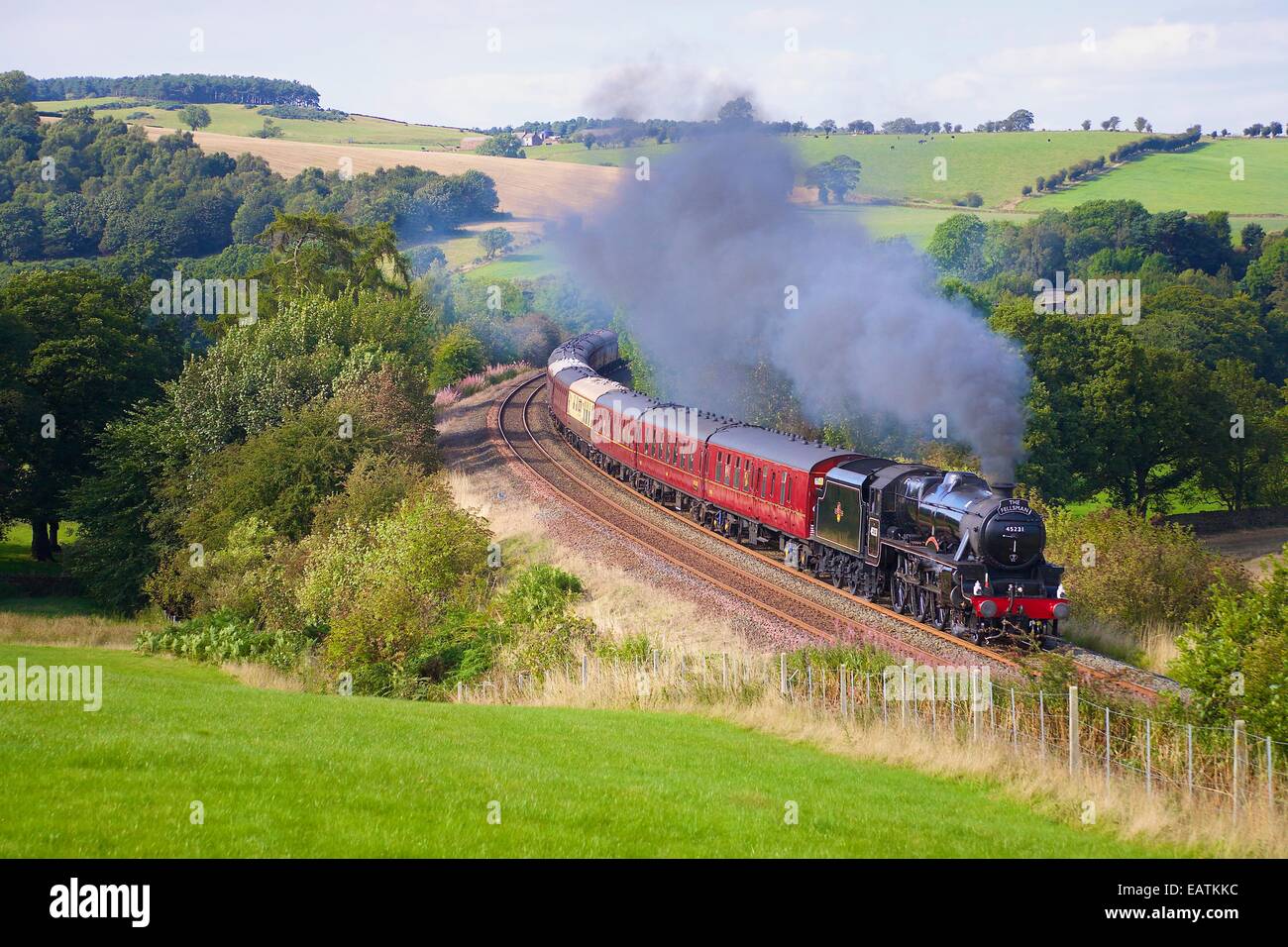 Treno a vapore la Sherwood Forester vicino a basso legno Baron Farm, Armathwaite, accontentarsi di Carlisle linea ferroviaria, Cumbria, Regno Unito. Foto Stock