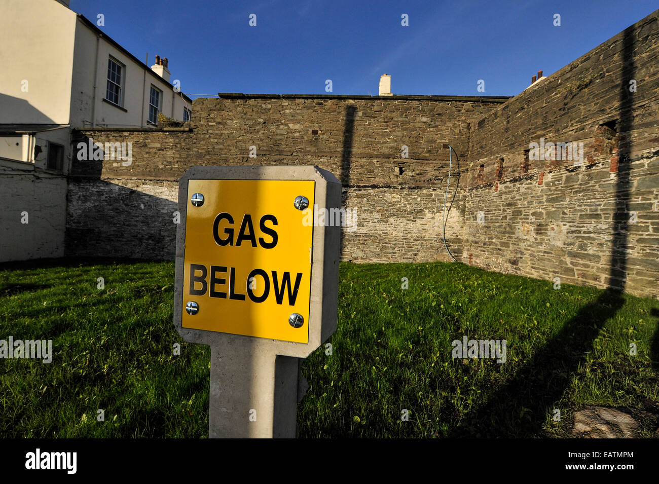 Stock Photo - Gas al di sotto di segno. ©George Sweeney/Alamy Foto Stock