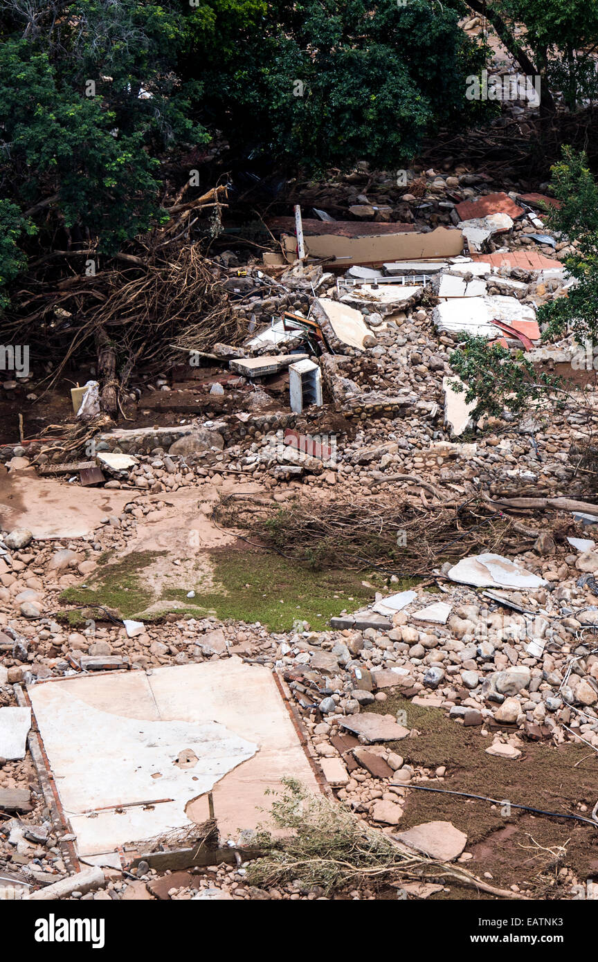 I detriti e macerie di un villaggio distrutto dalle acque di esondazione. Foto Stock