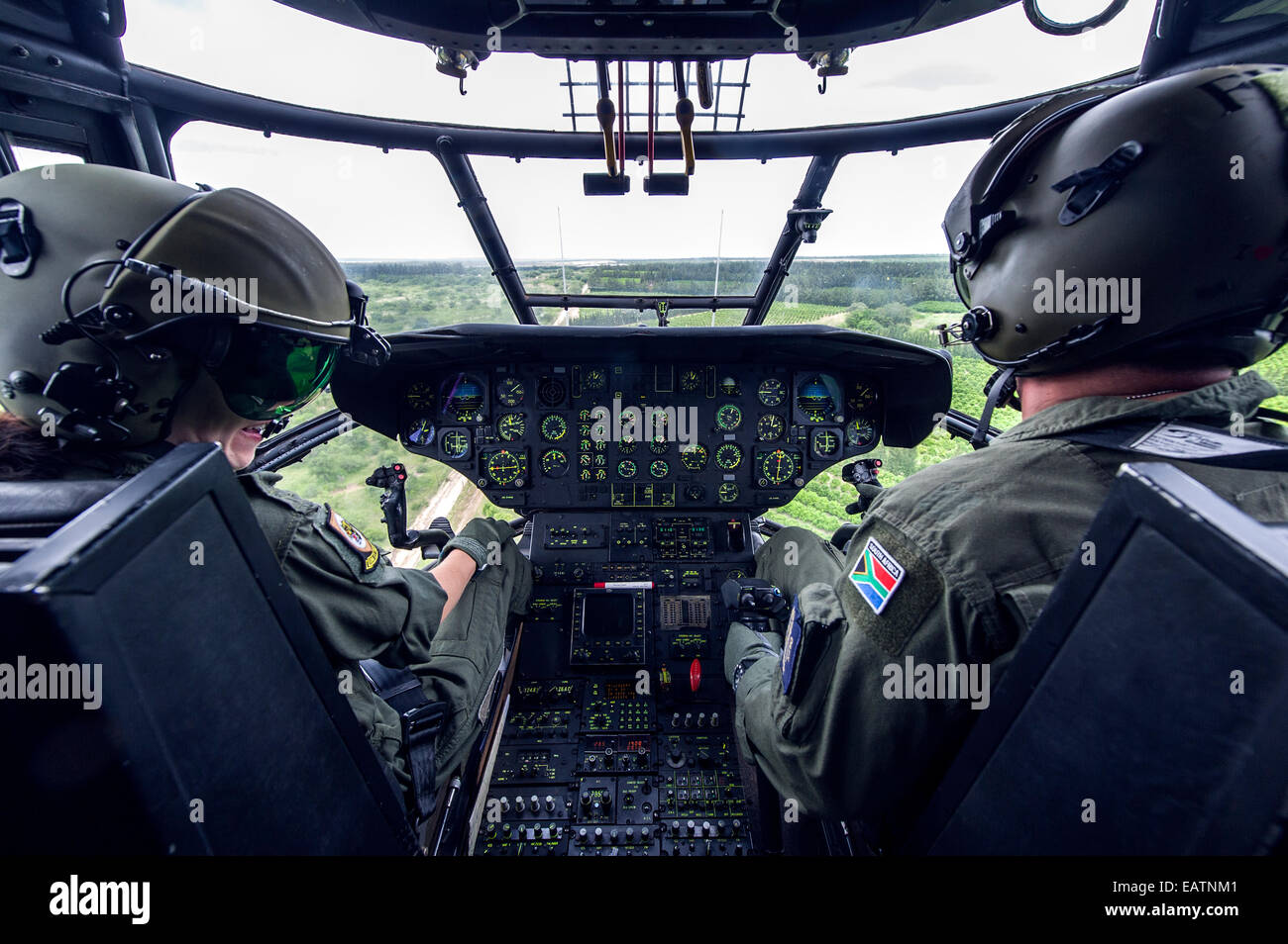 Il pilota di equipaggio di volo di un Atlante Oryx airforce elicottero di pattuglia. Foto Stock