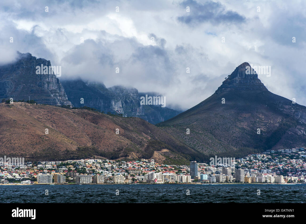 Le cime frastagliate emergono da minacciose nuvole temporalesche su Cape Town. Foto Stock