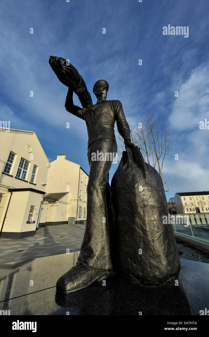 Stock Photo - International Sailor statua in bronzo, commemora la battaglia dell'Atlantico. Foto Stock