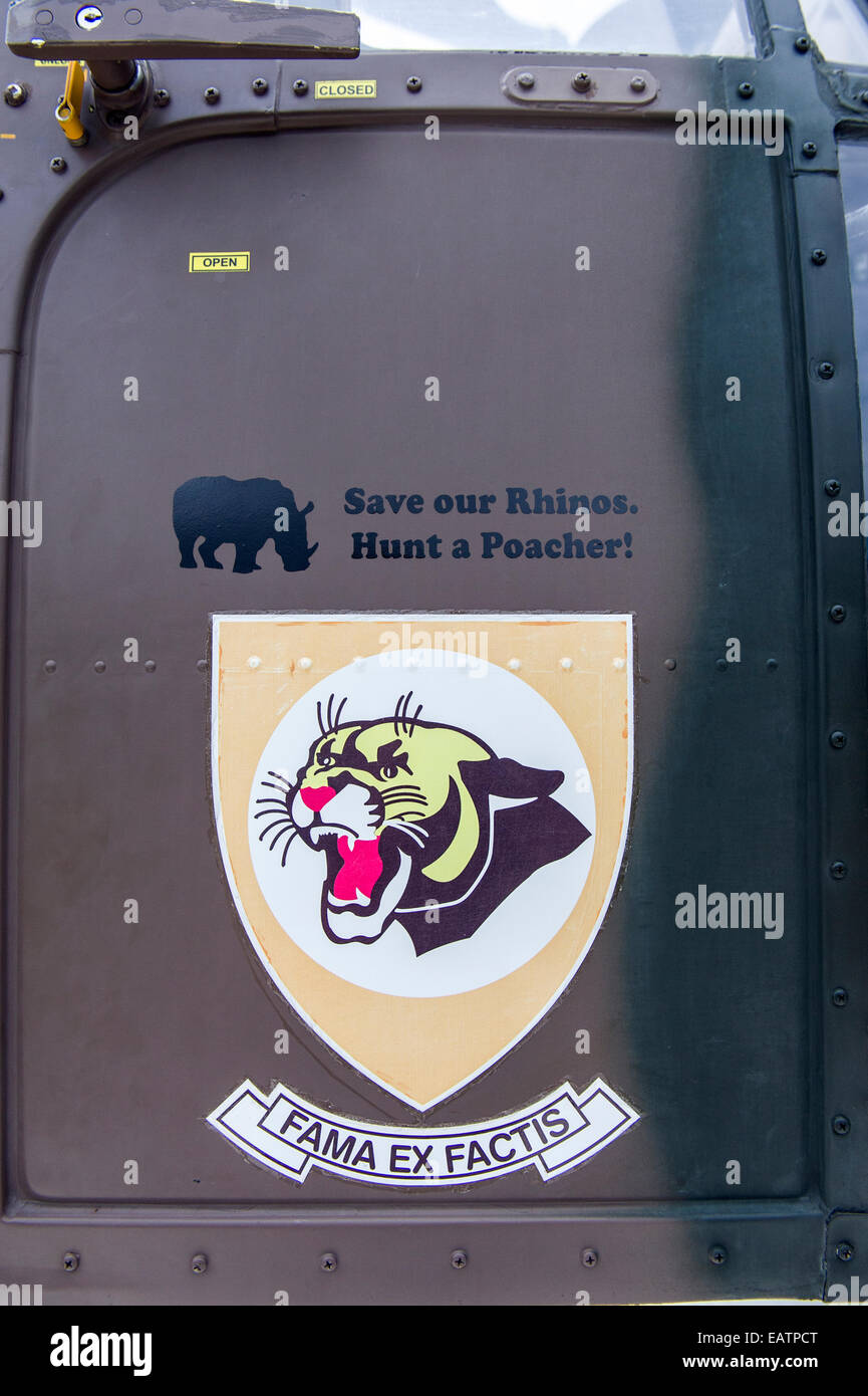 Rhino anti-caccia di frodo logo sulla porta di un elicottero militare. Foto Stock