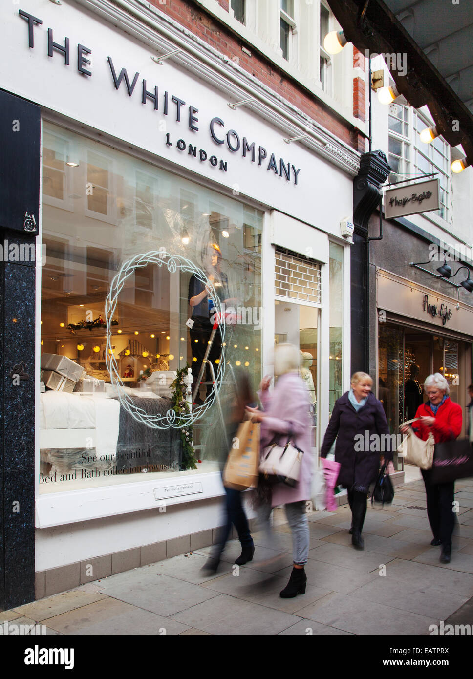 Manchester REGNO UNITO, 20 Novembre, 2014. Il White Company shop con finestra dresser aggiunta di display. Festosa bancarelle stagionali sono ora state installate in 1° Avenue, campi di filatura & Bridge Street come il più grande mai Dickensian Festival , sempre per il commercio nella città, si prepara per un weekend intenso. Foto Stock