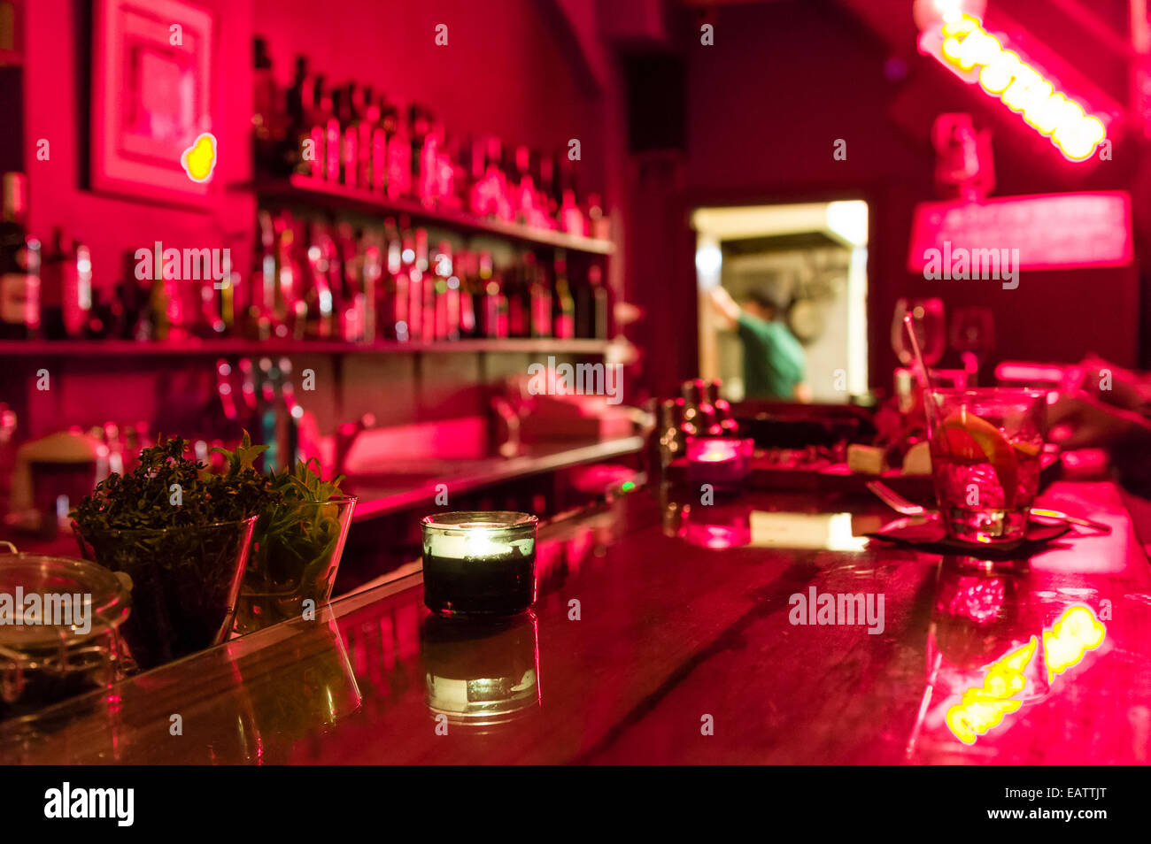Un neon e riempito moderno e funky bar nella parte interna della città di Sydney. Foto Stock
