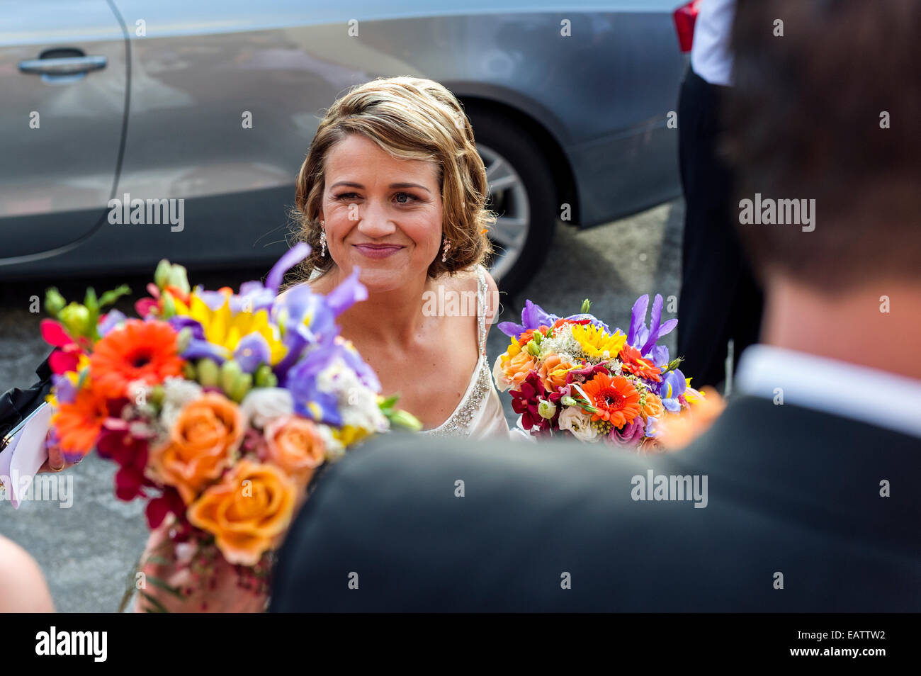 Un felice, arrossendo sposa con il suo bouquet ad un Greco Ortodosso di matrimonio. Foto Stock