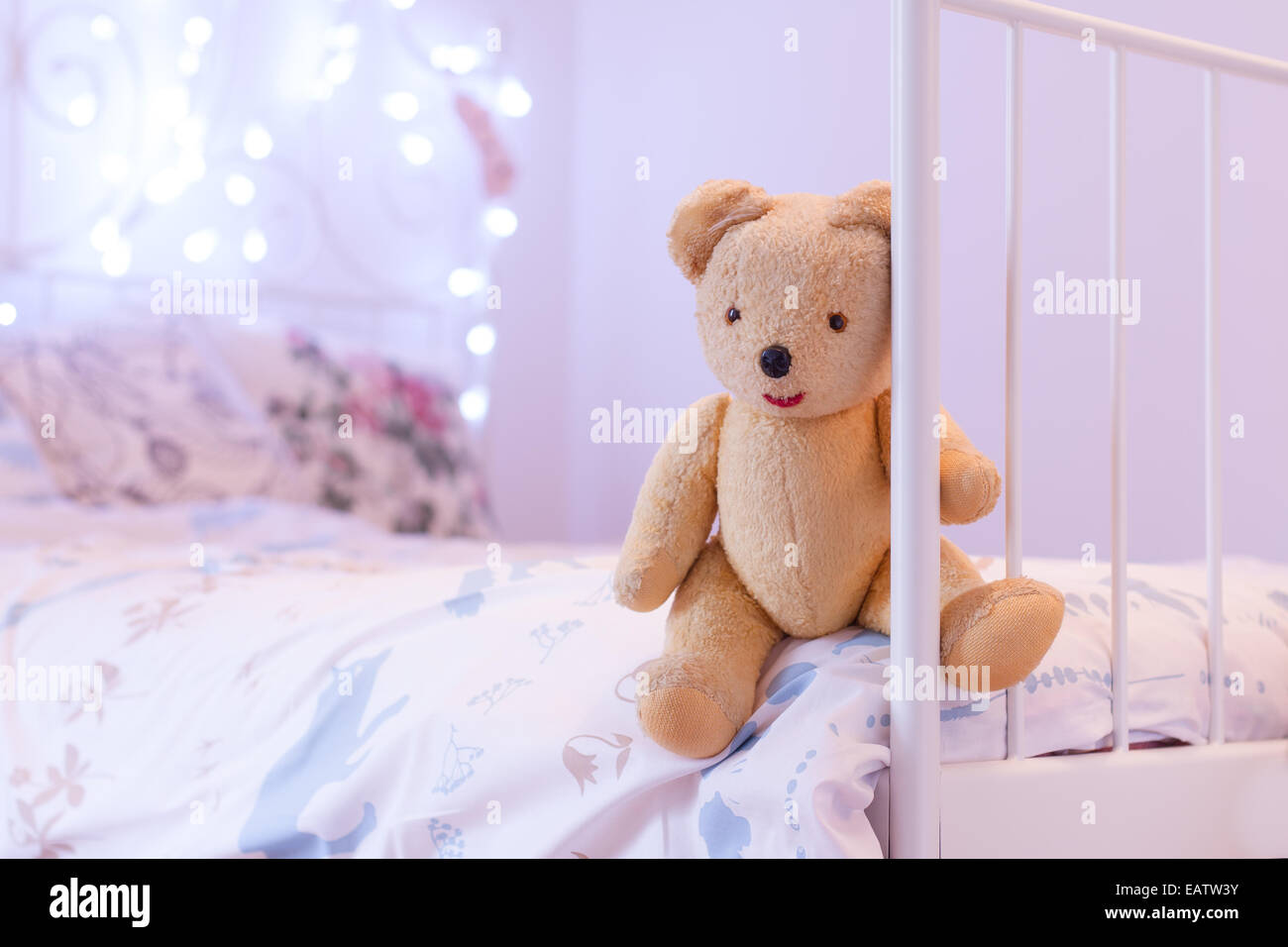 Orsacchiotto giocattolo seduto sul letto Foto Stock Orsacchiotto giocattolo seduto sul letto Foto Stock