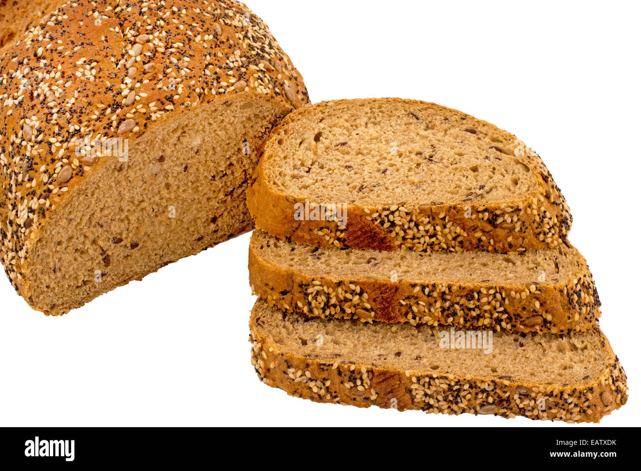 Isolate il pane integrale slice con semi di papavero, girasole e semi di sesamo su un pane ampia Foto Stock