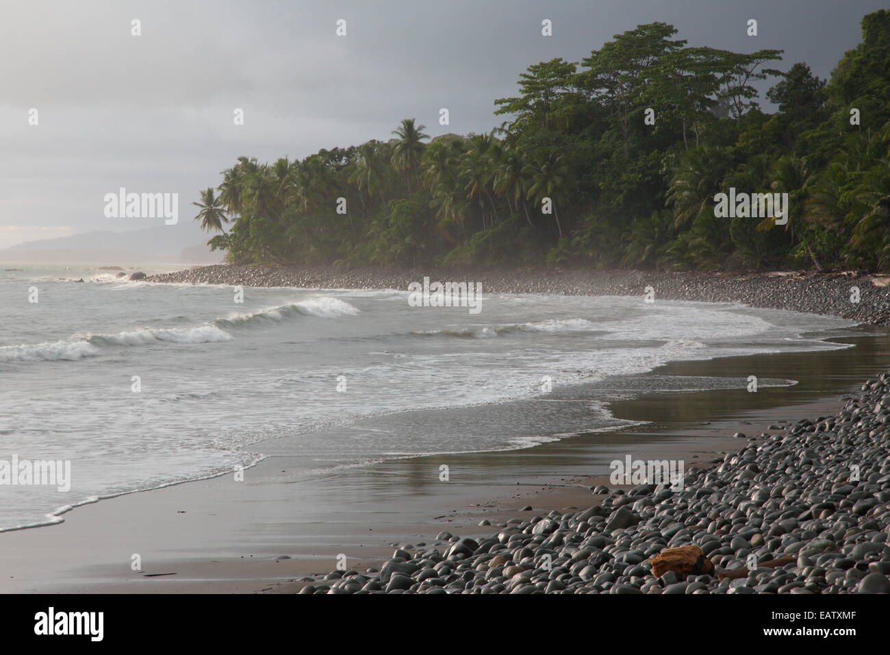 Un giorno di pioggia su un oceano Pacifico beach in Costa Rica. Foto Stock