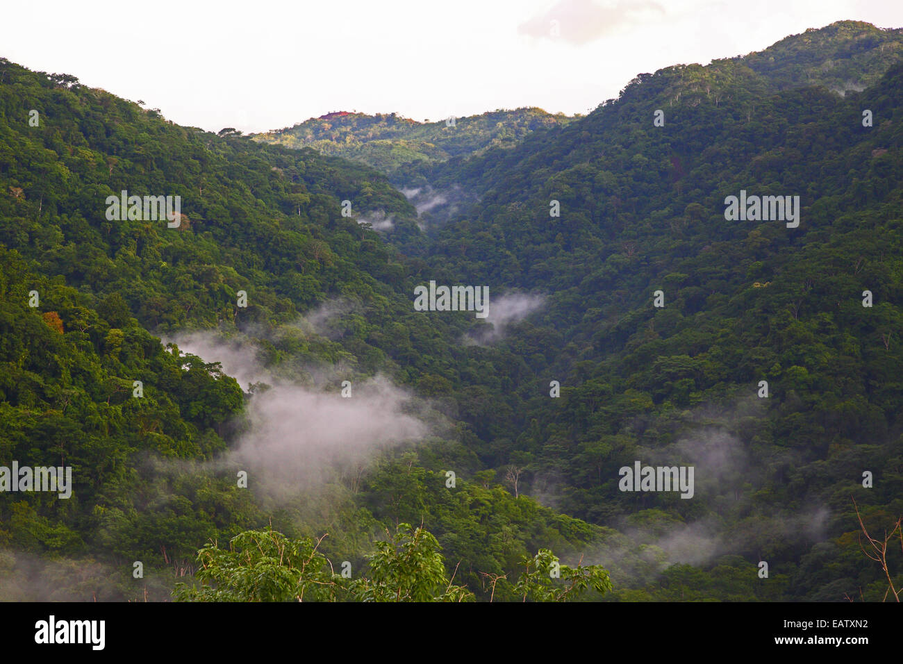 Una fotografia panoramica delle montagne e nuvole sopra Uvita, Costa Rica. Foto Stock