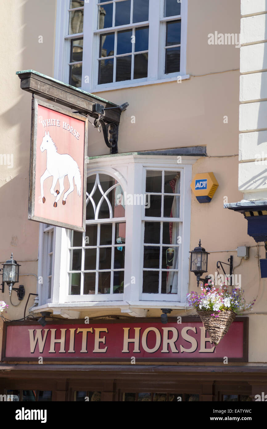 Regno Unito, Oxford, 'White Horse' pub, reso famoso dalla serie televisiva "Inspector Morse' e 'Lewis' impostato in ed intorno a Oxford. Foto Stock