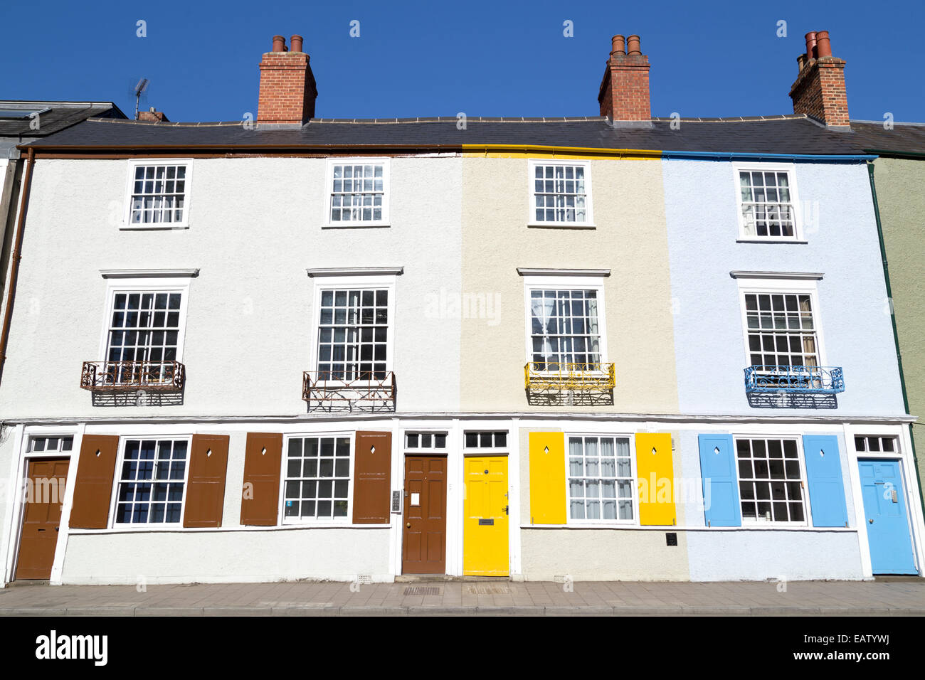 Regno Unito, Oxford, verniciato colorato porte e persiane alle finestre. Foto Stock