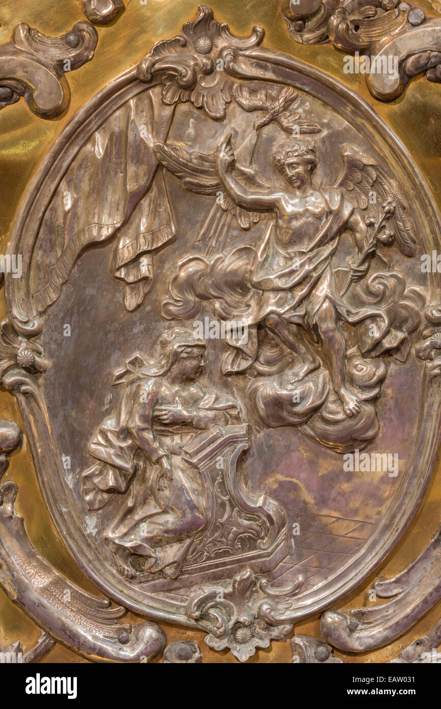 Trnava - il rilievo di metallo dell'Annunciazione sull'altare nella Vergine Maria cappella nella chiesa di San Nicola. Foto Stock
