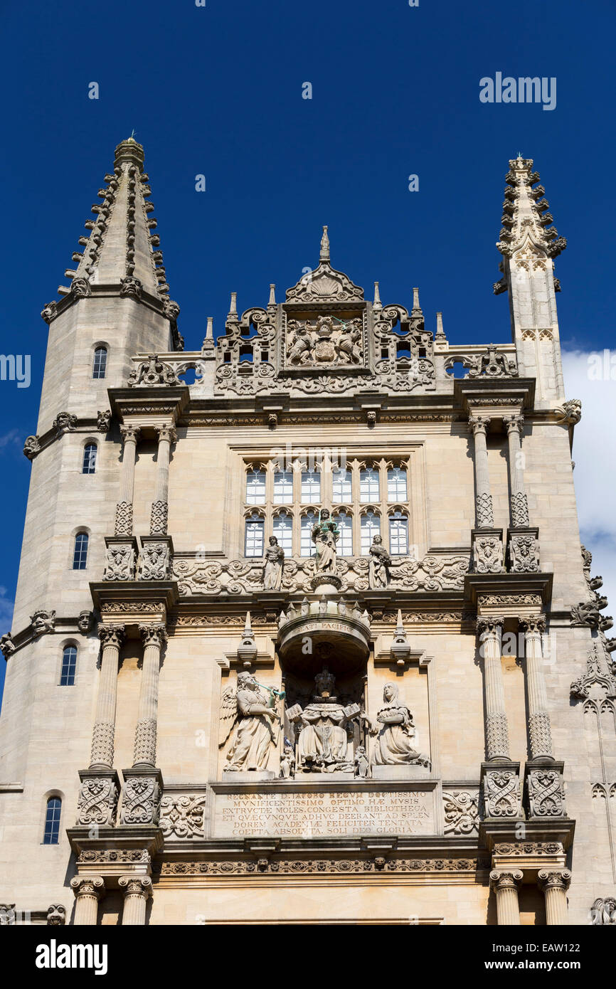 La Libreria di Bodleian 'Torre dei cinque ordini' da vecchie scuole del quadrangolo in Oxford University Oxford, UK. Foto Stock