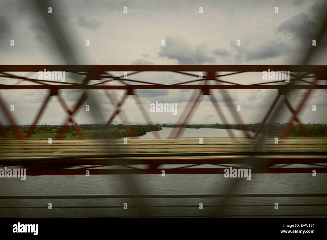 Sfocata onda del bullet train mentre passa attraverso un ponte su un canale conferisce a Nizza il senso della velocità. Foto Stock