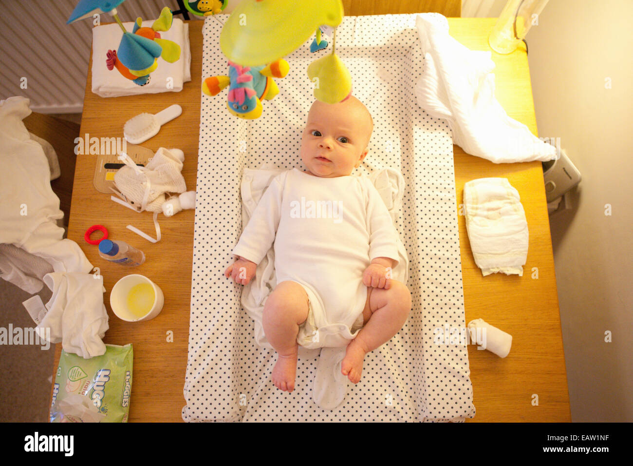 Baby posa sul fasciatoio Foto Stock