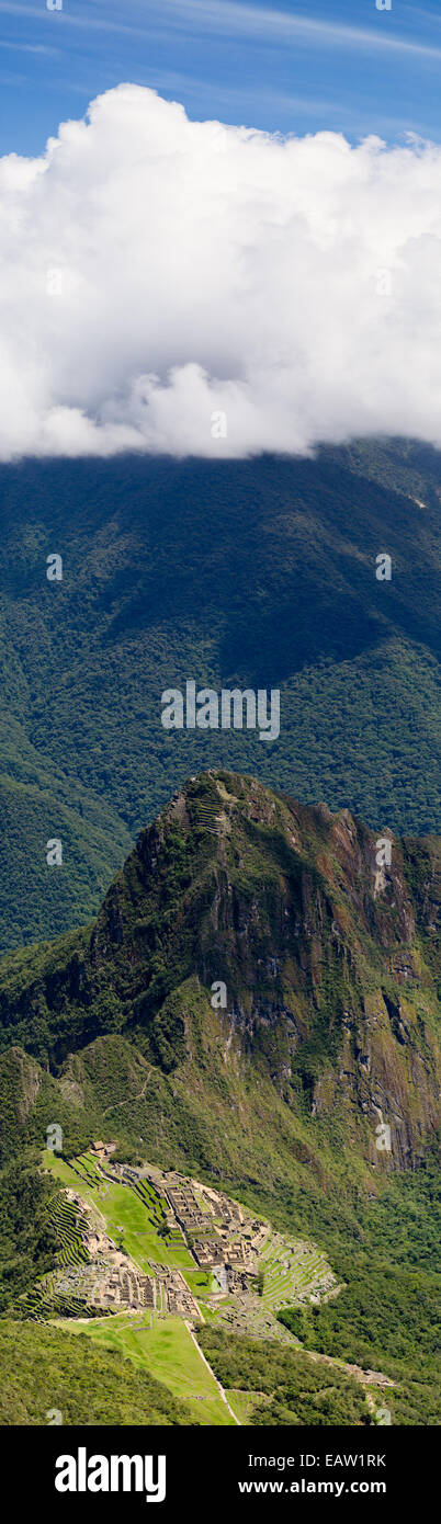 Le rovine Inca di Machu Picchu e il piccolo Monte Huayna Picchu, fotografata dalla cima Montaña Machu Picchu, vicino a Aguas C Foto Stock