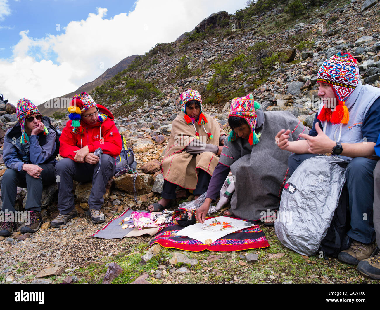 Un sacerdote quechua prepara un offerta per gli spiriti delle montagne delle Ande, a lago humantay, vicino soraypampa, Perù. Foto Stock