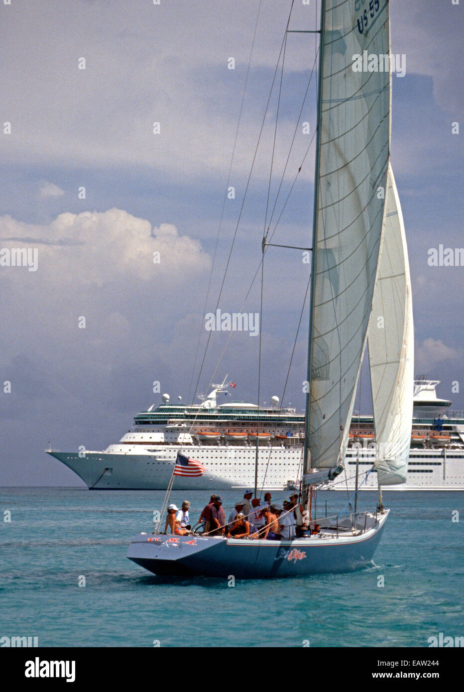 Dodici metri di yacht da regata Stars & Stripes e la nave di crociera nella Baia Grande, Sint Maarten, N.W.I. Foto Stock