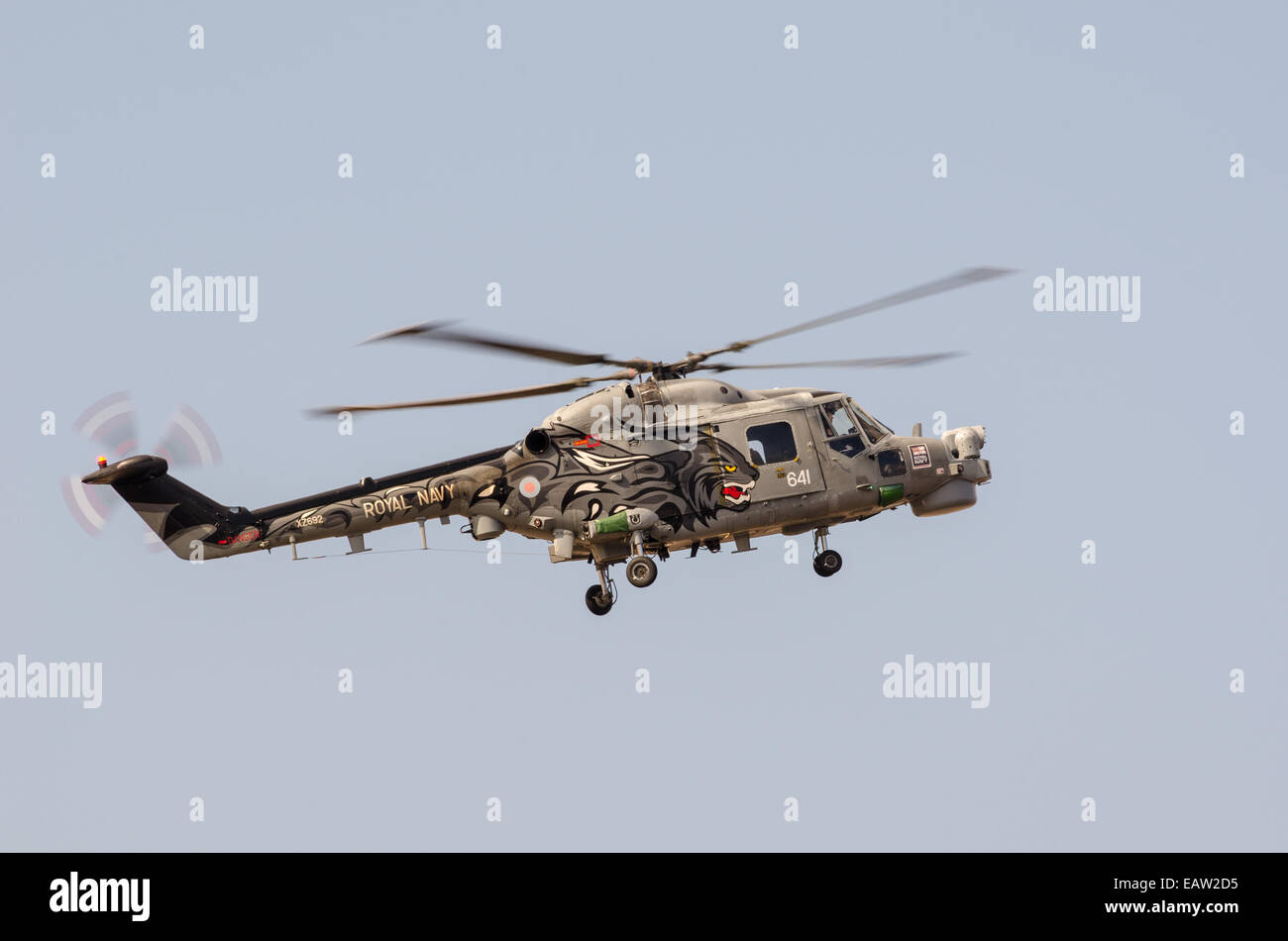 Royal Navy's Black Cats Westland Lynx elicottero esegue una manovra di acrobazia aerea a 2014 Airshow di Southport Foto Stock