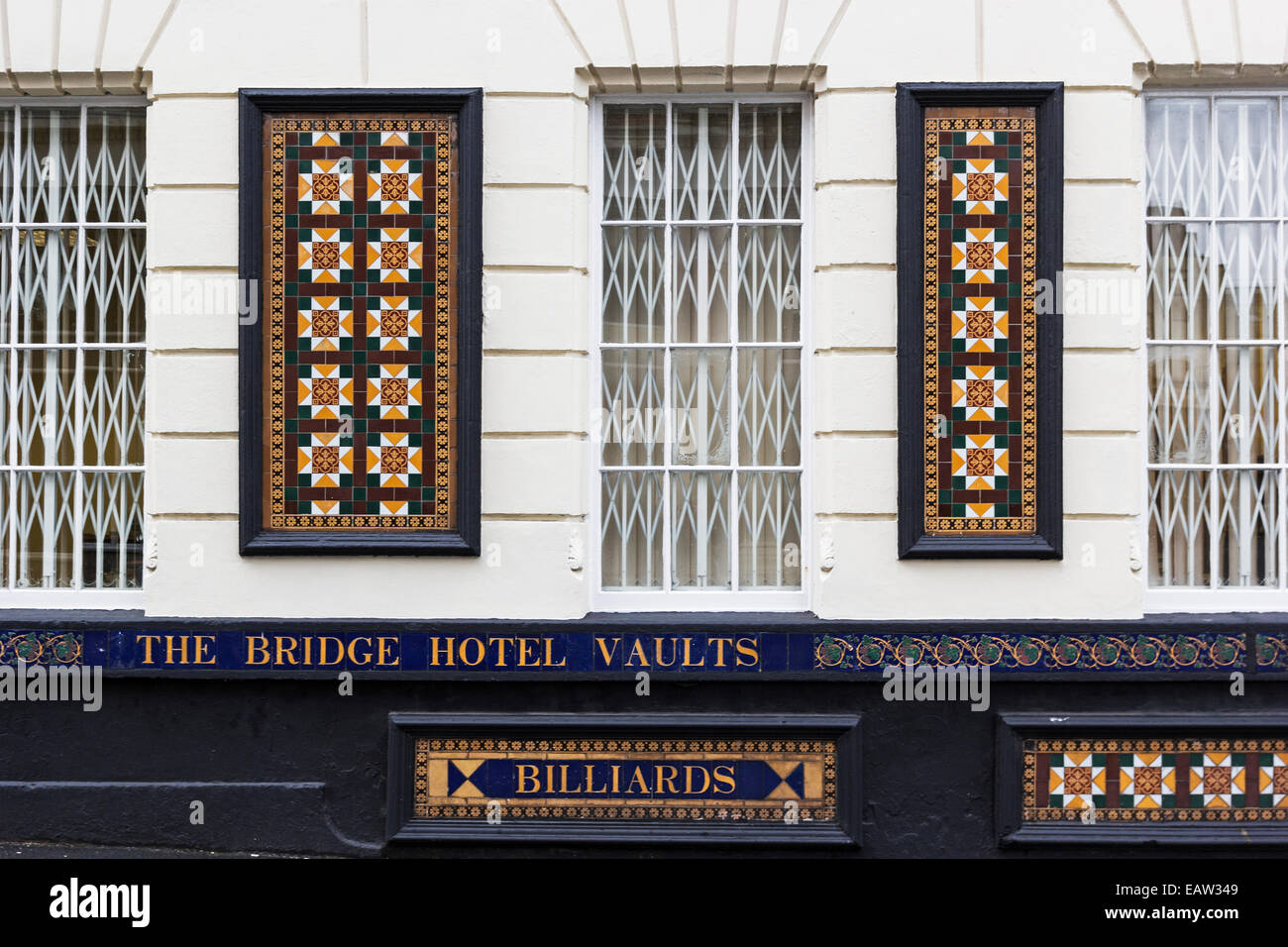 Biliardo segno e ornati di facia una casa pubblica a Sunderland raffigurante una precedente era. Foto Stock
