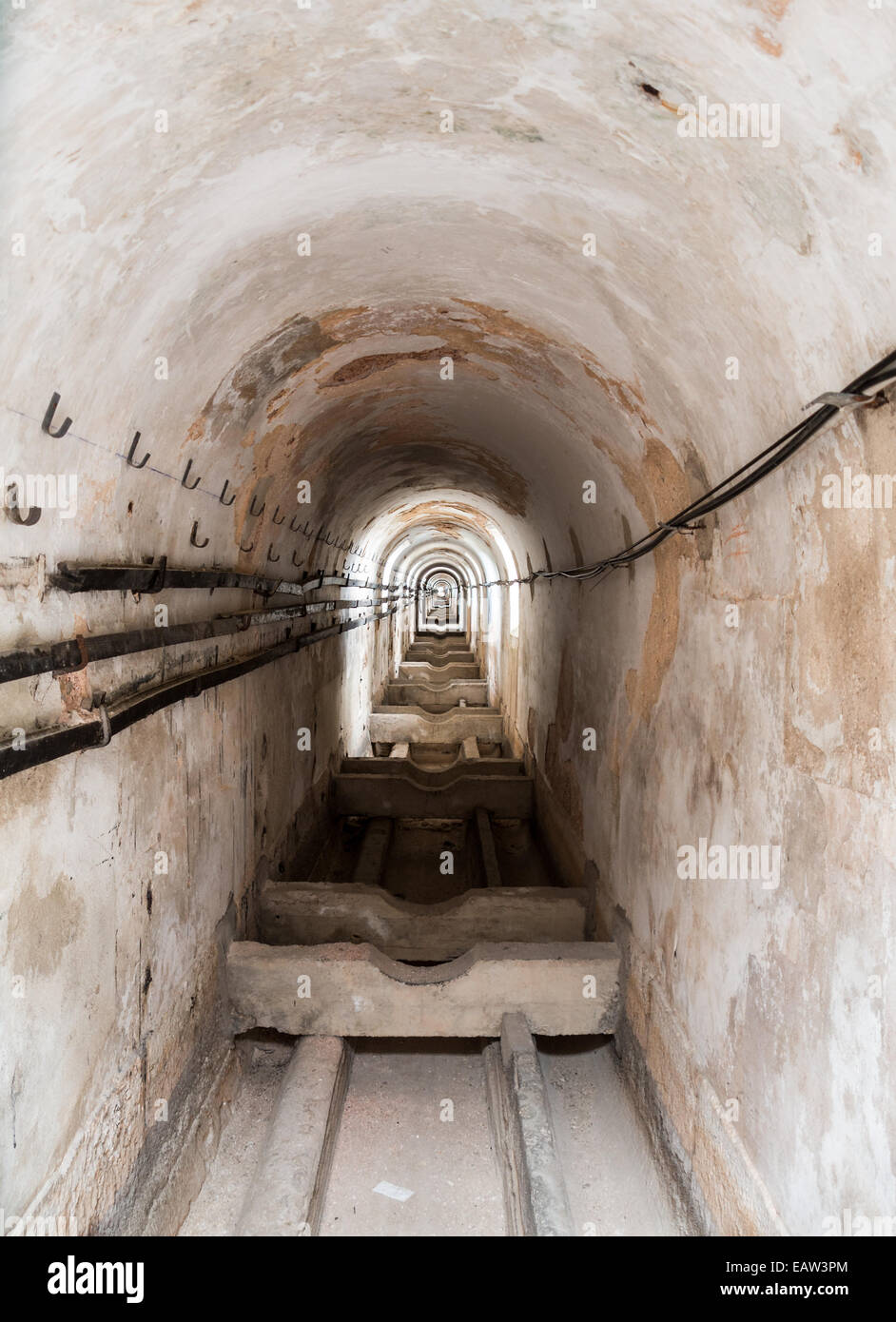Tunnel interno dell'acquedotto Aguas Livres a Lisbona Foto Stock