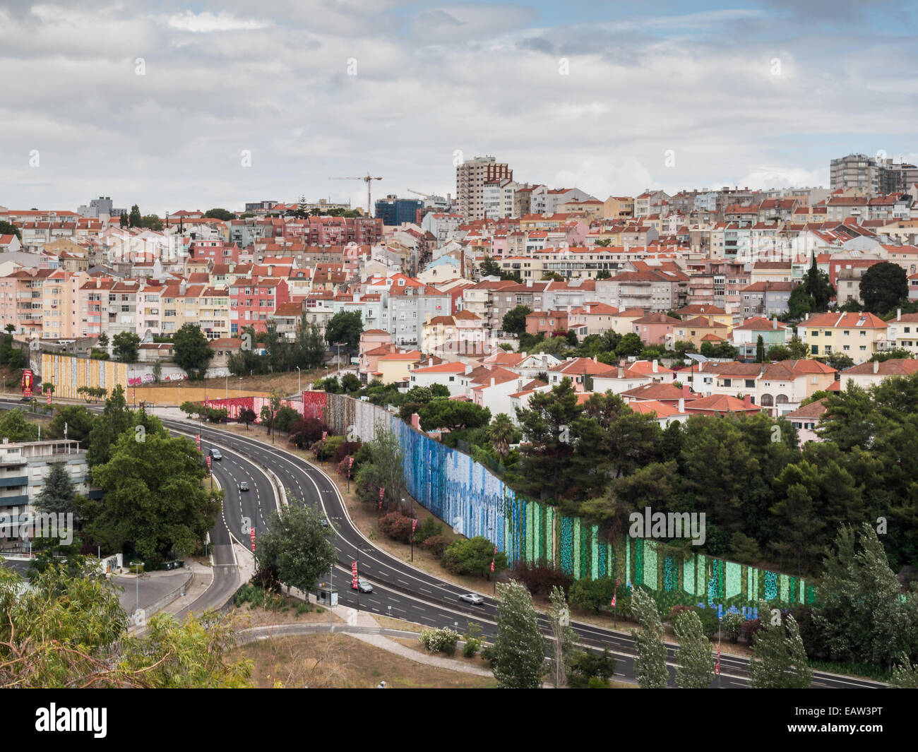 Lisbona paesaggio urbano visto dall'acquedotto Foto Stock