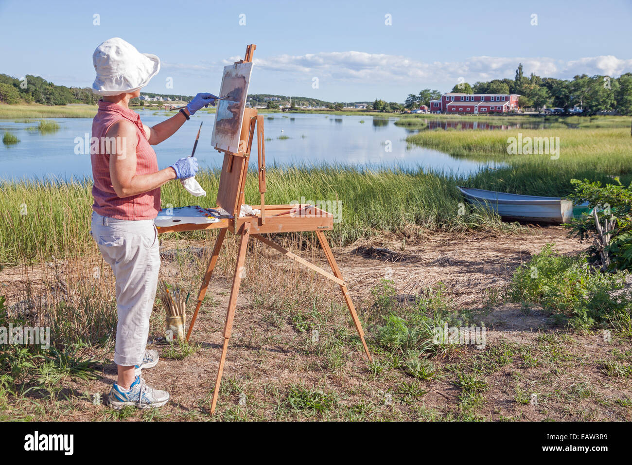 Artista femminile pittura scenic Duck Creek a Wellfleet, Massachusetts. Foto Stock