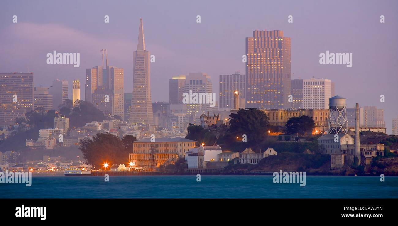 Splendida vista di Alcatraz e la città di San Francisco skyline al tramonto da Angel Island State Park Foto Stock