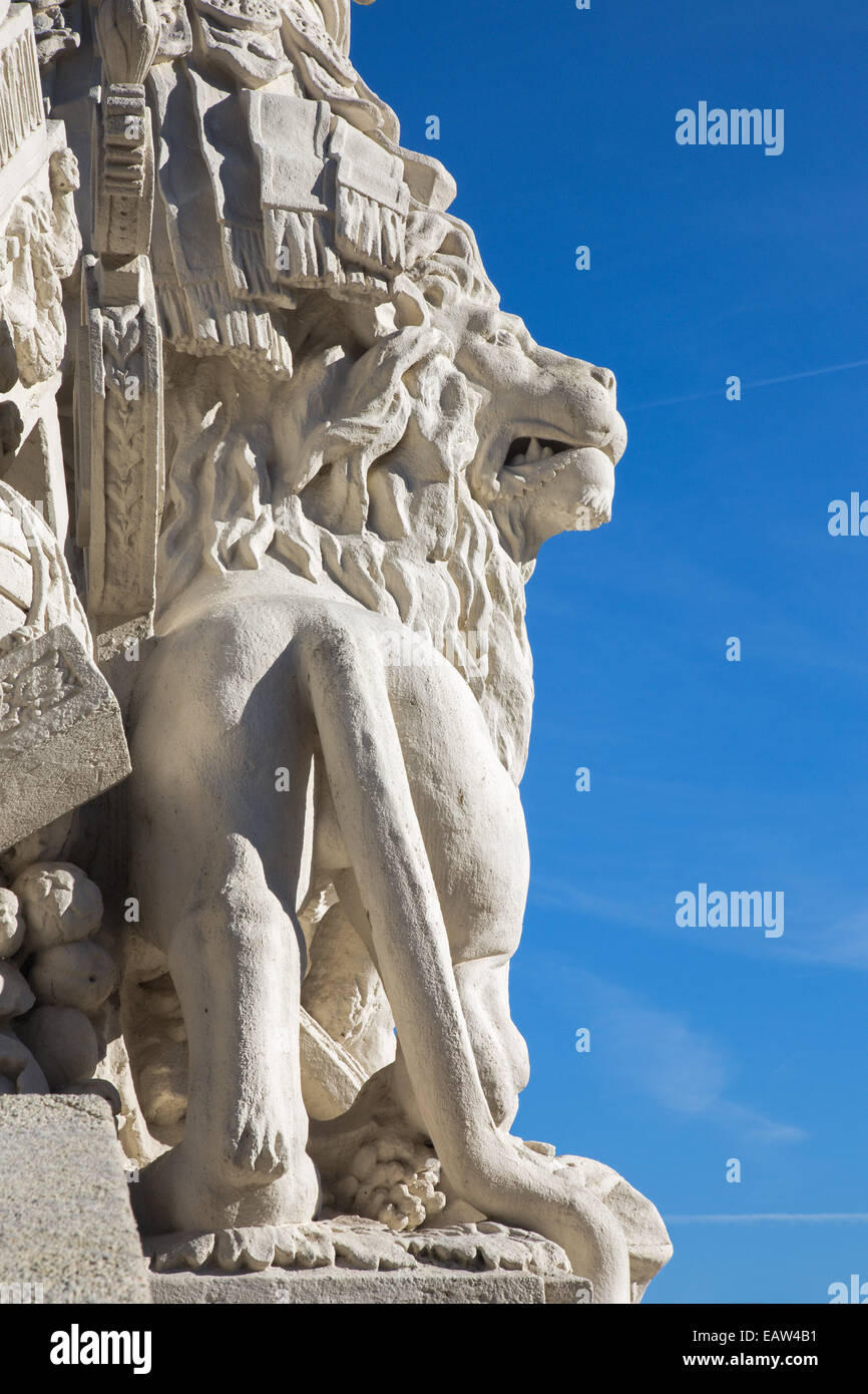 Vienna - dettaglio del leone sulla statua di tutori in Gloriette nel Palazzo di Schonbrunn. Foto Stock