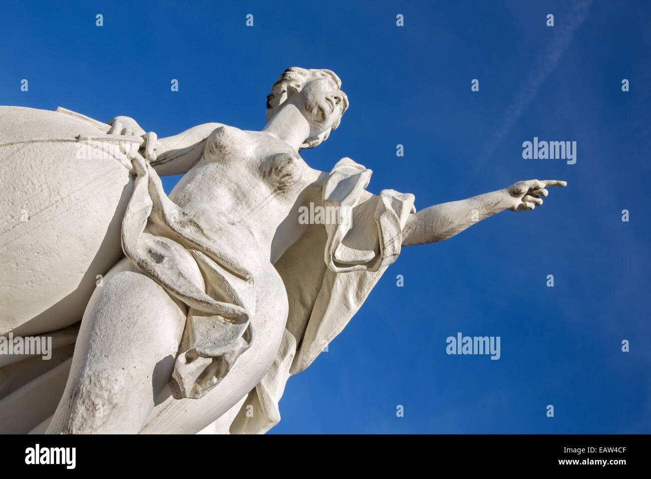 Vienna - statistiche di Urania musa di astronomia, con globo e bussola nei giardini del palazzo Belvedere di Giovanni Stanetti (1663-1726). Foto Stock