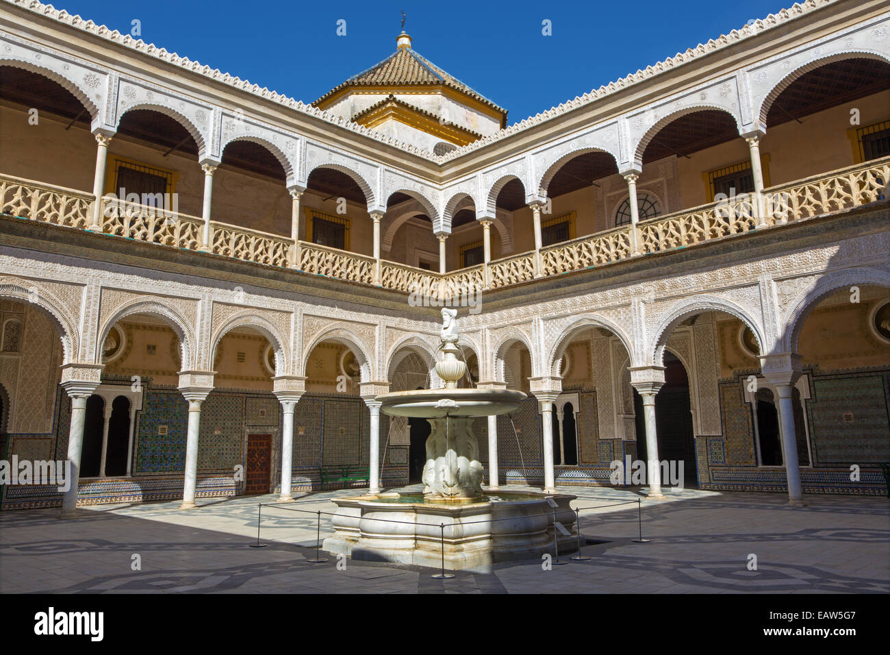 Siviglia, Spagna - 28 ottobre 2014: il cortile della Casa de Pilatos. Foto Stock