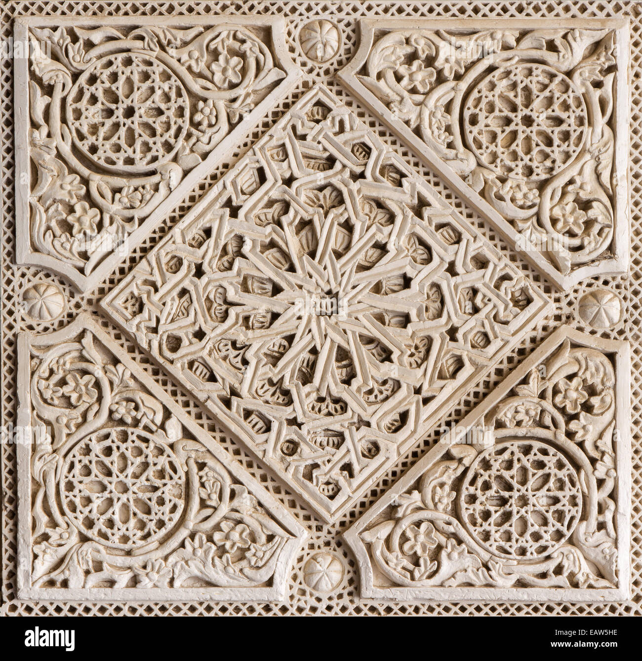 Siviglia, Spagna - 28 ottobre 2014: il dettaglio di stucco in stile mudejar nel cortile di Casa de Pilatos. Foto Stock