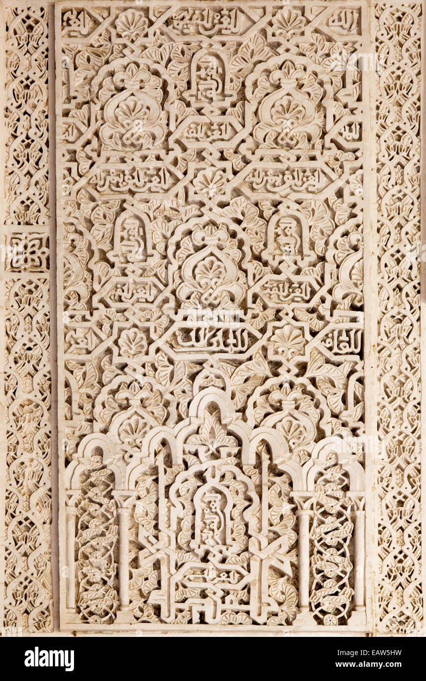 Siviglia, Spagna - 28 ottobre 2014: il dettaglio di stucco in stile mudejar nel cortile di Casa de Pilatos. Foto Stock