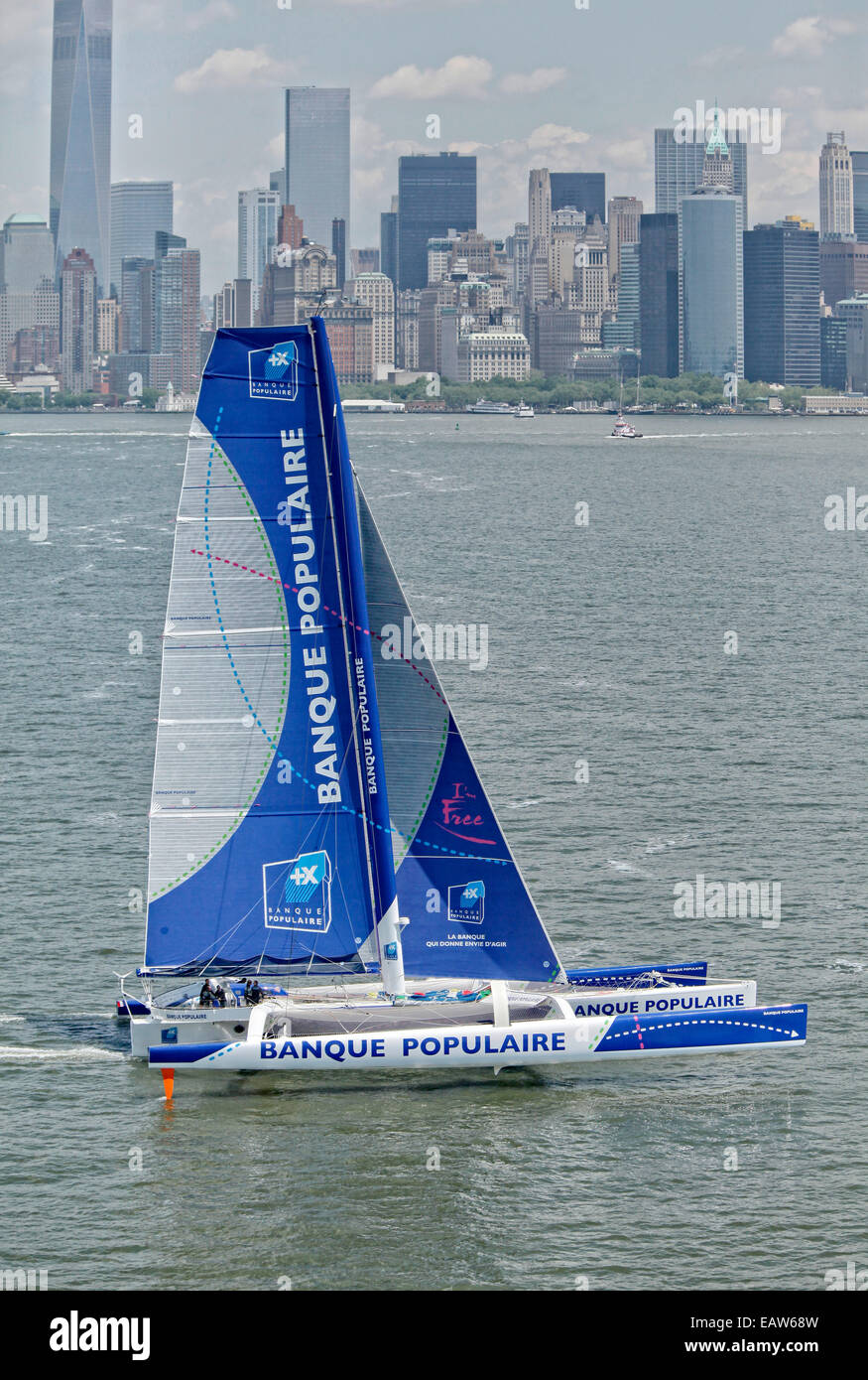 Armel Le Cleac'h e il maxi trimarano Solo Banque Populaire VII in stand by per il multiscafo Atlantico del Nord solo tentativo di record, New York Manhattan, Stati Uniti d'America. Foto Stock