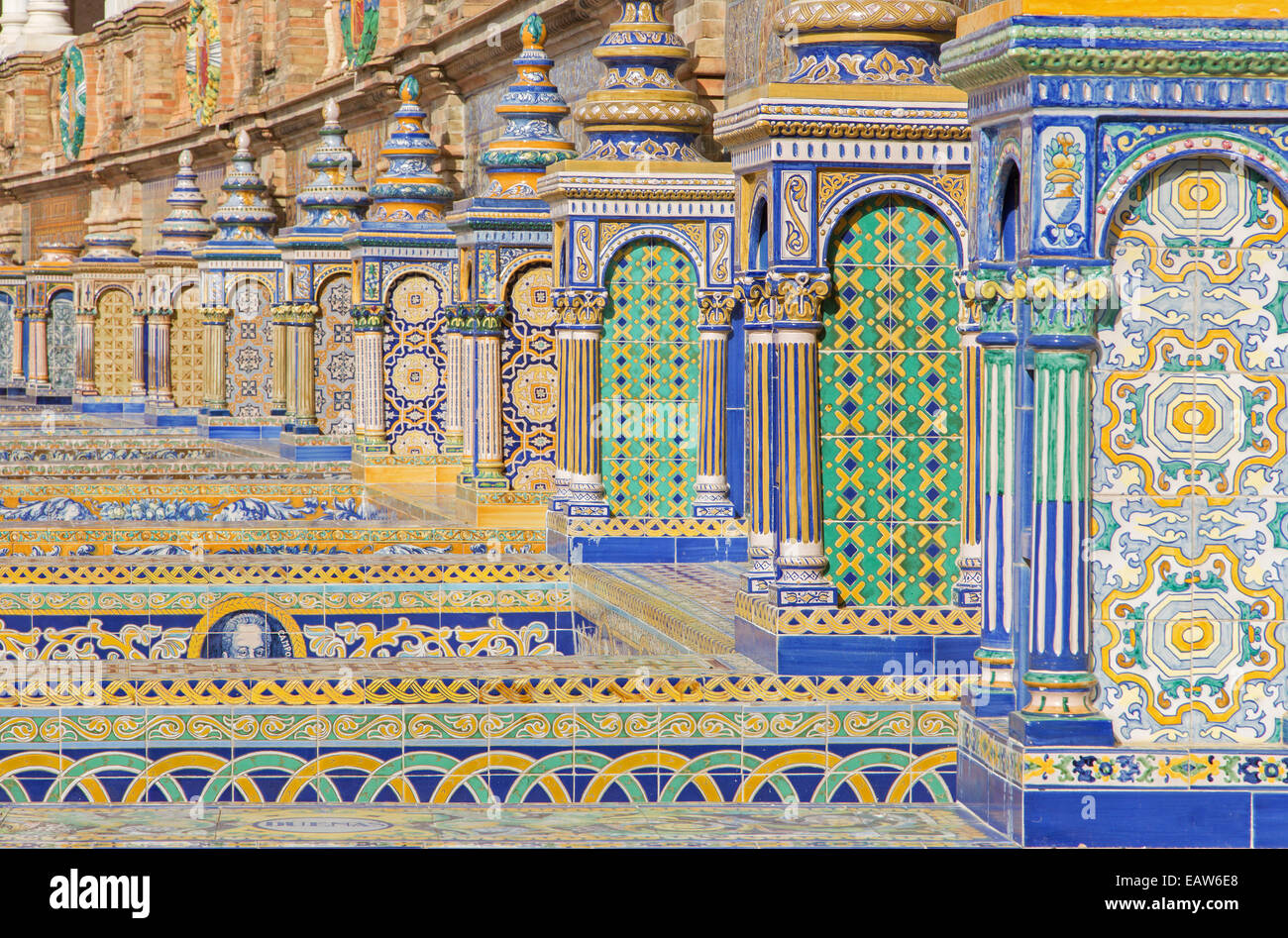 Siviglia - Plaza de Espana in Art Deco e Neo-Mudejar stile e le mattonelle provincia "nicchie" lungo le pareti. Foto Stock