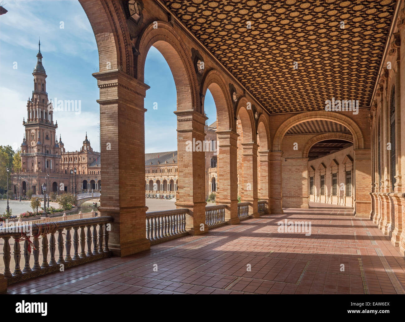Siviglia - il portico della Plaza de Espana progettato da Ani-bal Gonzalez (1920s) in Art Deco e stile Neo-Mudejar. Foto Stock
